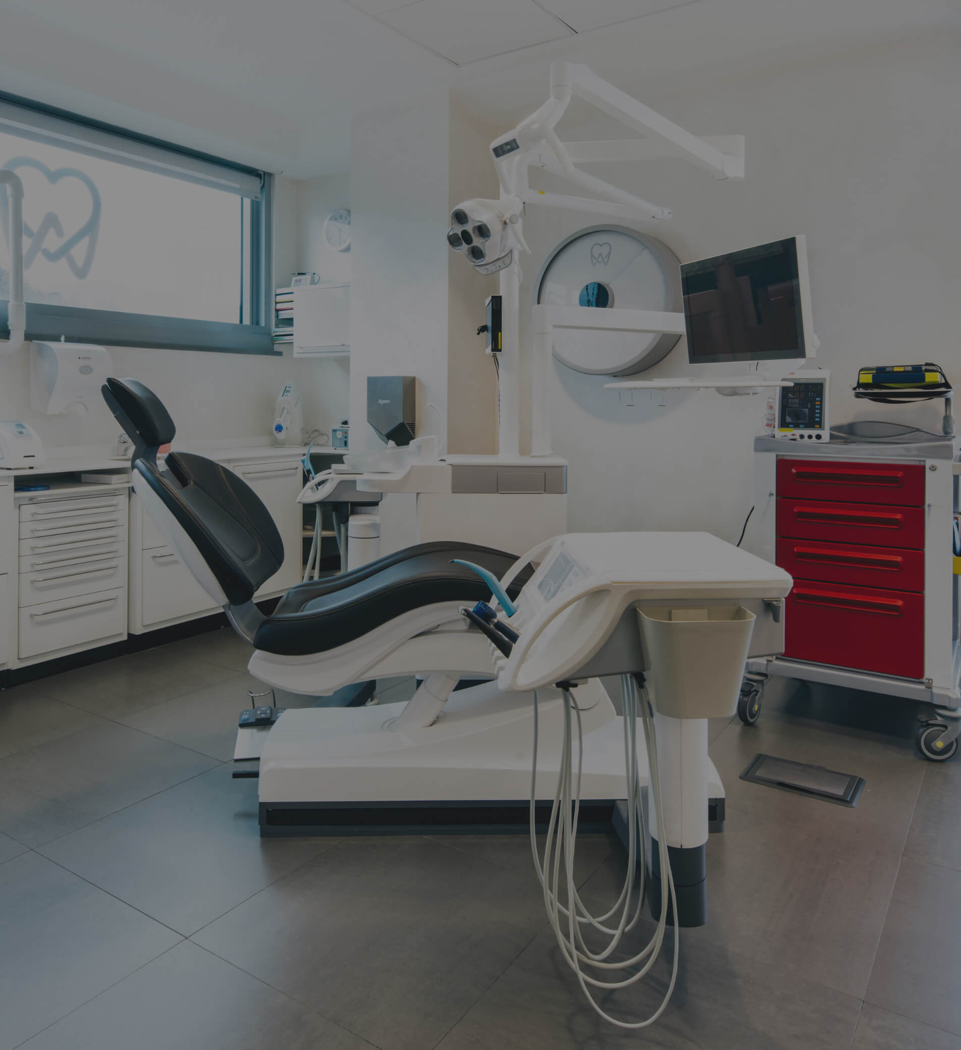 Sala dentista con frese per osso dentificazione